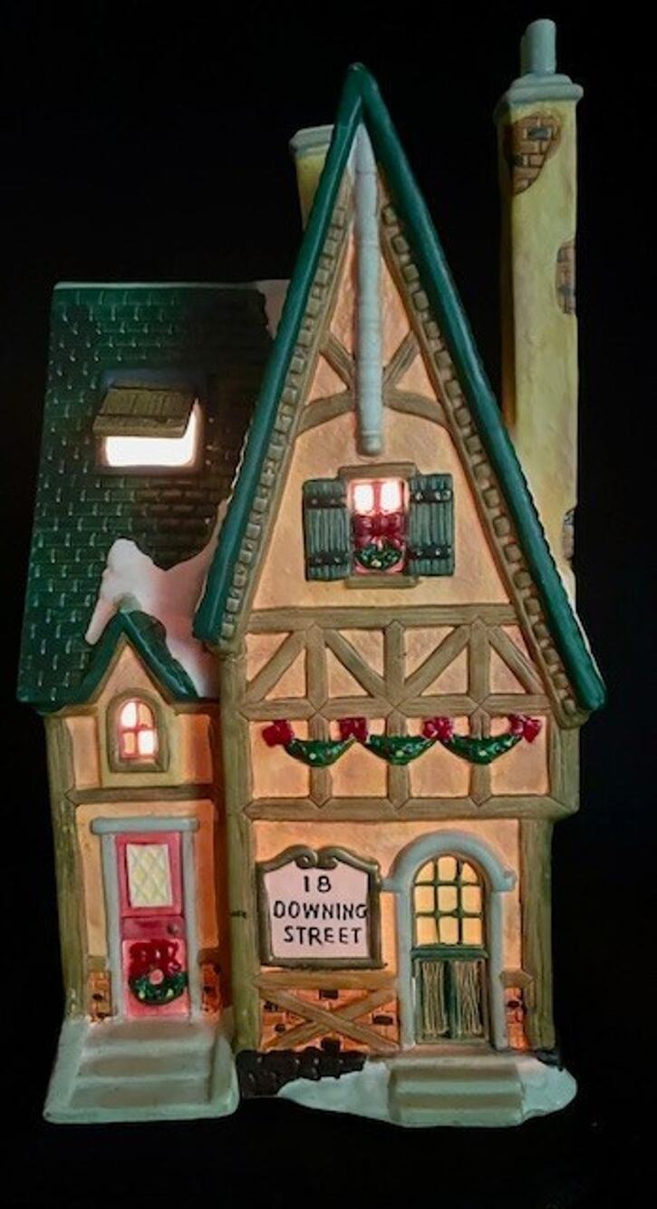 Santa's Workbench Collection Classic Series 18 Downing Street -1999 - New
